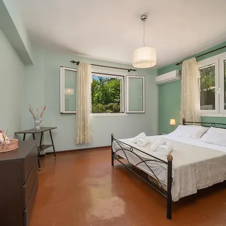 Artemis House * Karavómilosz