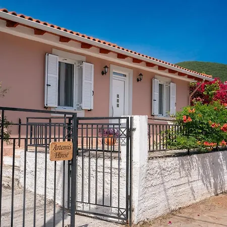 Artemis House * كارافوميلوس